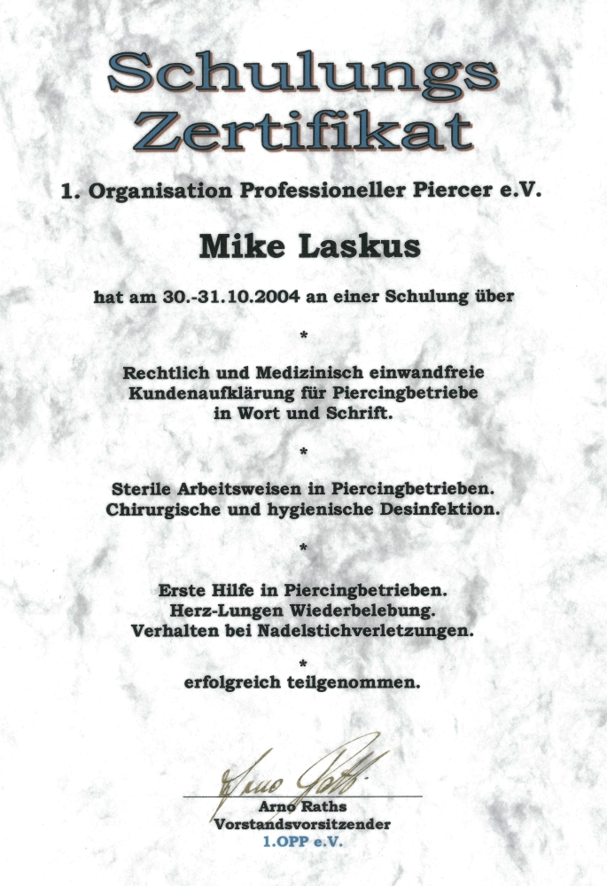 Schulungszertifikat für Mike Laskus von der Organisation Professioneller Piercer e.V., ausgestellt am 30.-31.10.2004, für Schulung zu rechtlichen, medizinischen und hygienischen Aspekten des Piercings, Erste Hilfe bei Piercingbetrieben, unterschriebe