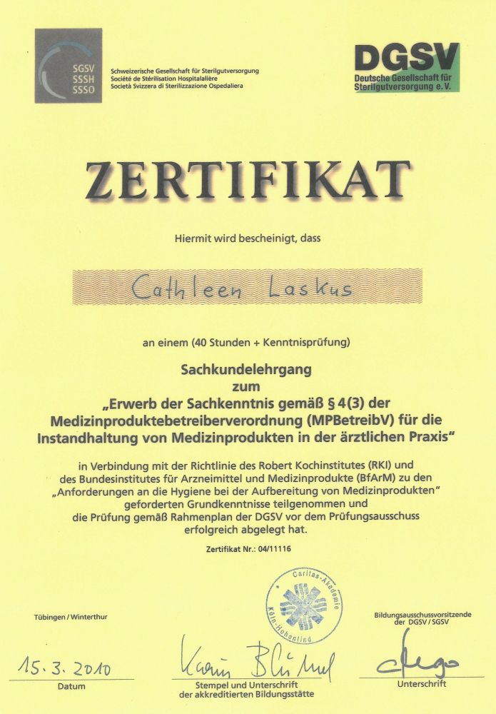 Zertifikat der Deutschen Gesellschaft für Sterilgutversorgung e.V. (DGSV) für Calleen Laskus, ausgestellt am 15.03.2010, mit Unterschriften und Stempel, in Verbindung mit den Richtlinien des Robert Koch-Instituts und dem Bundesinstitut für Arzneimitt