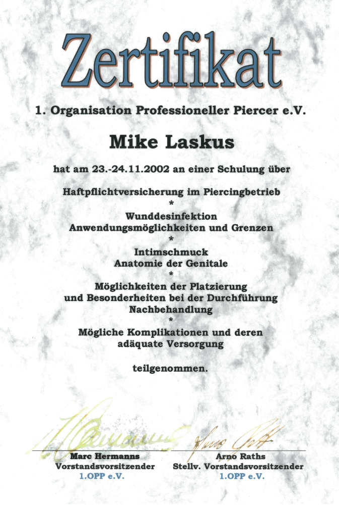 Zertifikat für Mike Laskus, Ausbildung bei Organisation Professioneller Piercer e.V. im Jahr 2002, in verschiedenen medizinischen und anatomischen Themen im Zusammenhang mit Piercings. Unterschrieben von Marc Hermanns und Arno Raths.