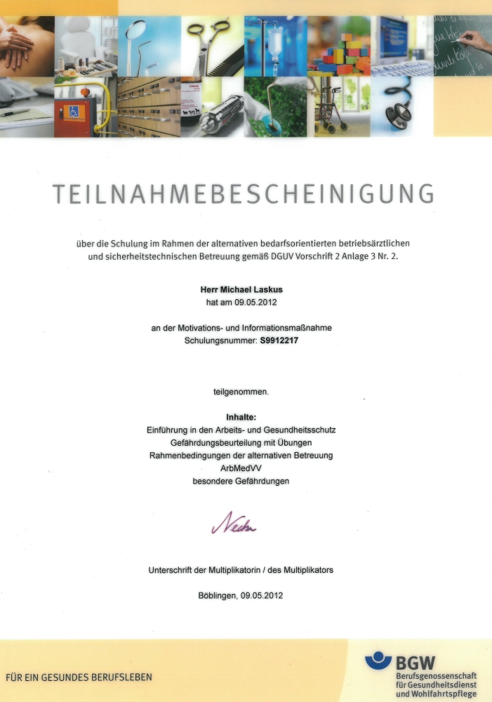 Eine Teilnahmebescheinigung für eine Schulung im Gesundheits- und Sicherheitsbereich, ausgestellt am 09.05.2012. Oben befinden sich Bilder von medizinischen Geräten, Sicherheitsschuhe, aushangende Medikamente, und einer Schulungsszene.