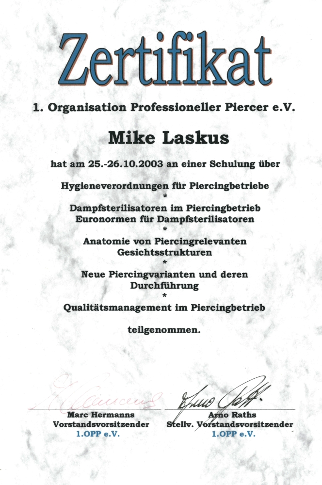 Zertifikat von der Organisation Professioneller Piercer e.V. für Mike Laskus, datiert vom 25. bis 26. Oktober 2003, über Schulungen in Hygienevorschriften, Dampferiliseratoren, Anatomie, Piercings, neue Piercingsarten und Qualitätsmanagement, untersc