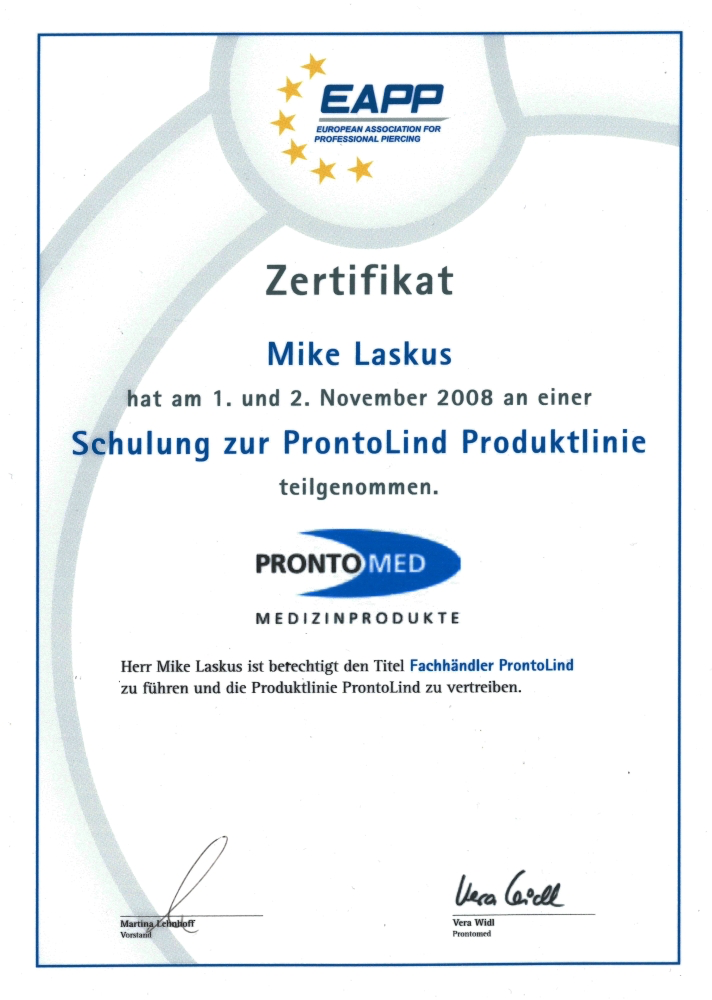 Zertifikat der Europäischen Verband für Professionelles Piercing (EAPP) an Mike Laskus für die Teilnahme an einer Schulung zur ProntoLind Produktlinie am 1. und 2. November 2008, mit Unterschriften von Martina Leebaloff und Vera Wild.