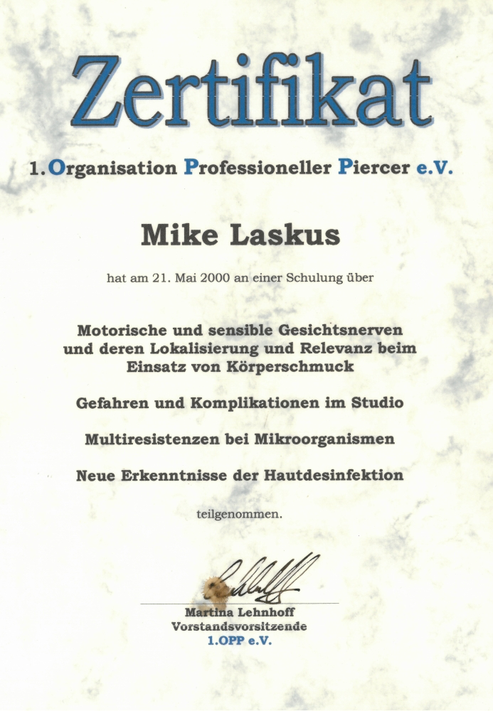 Zertifikat für Mike Laskus von der Organisation Professioneller Piercer e.V. für die Teilnahme an einer Schulung am 21. Mai 2000 zu Gesichtsnerven, Körperschmuck, Gefahren im Studio, Mikrobiologie und Hautdesinfektion, unterschrieben von Martina Lehn