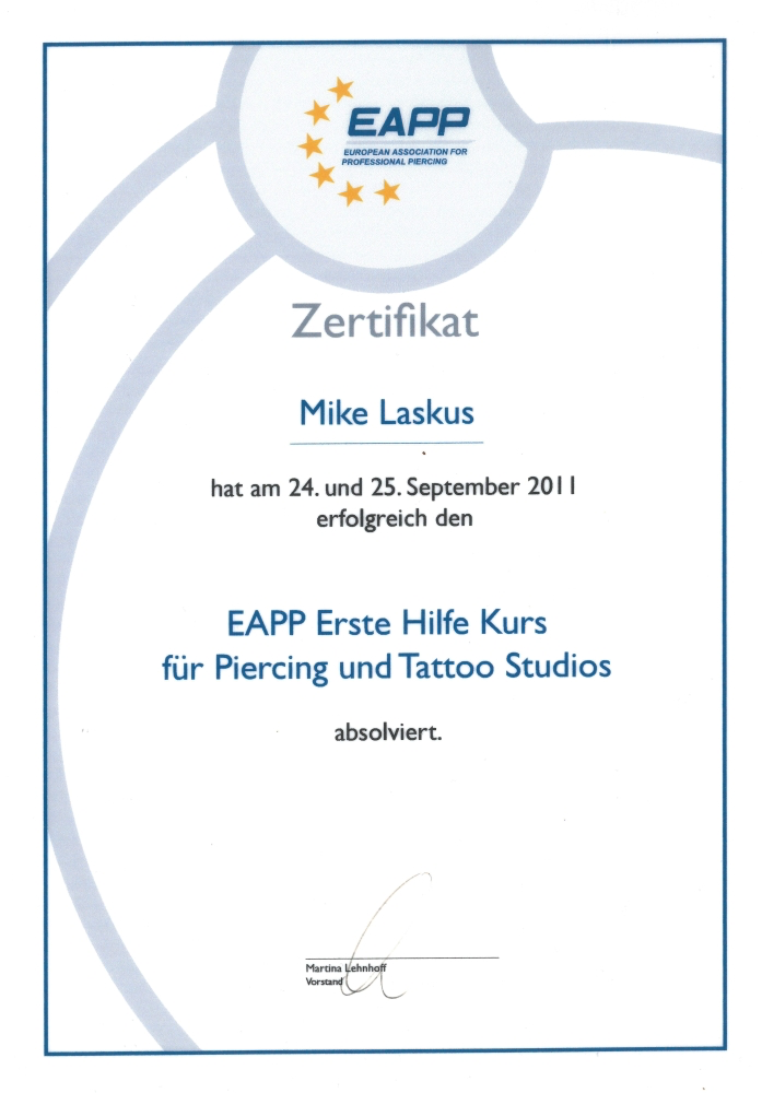 Zertifikat der Europäischen Vereinigung für Berufspiercings (EAPP) für Mike Laskus, erfolgreich abgeschlossener Erster Hilfe Kurs für Piercing- und Tattoo-Studios, ausgestellt am 24. und 25. September 2011.