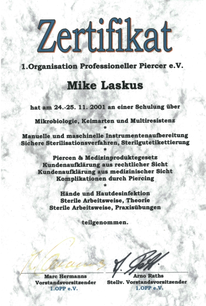 Zertifikat für Mike Laskus, ausgestellt von der Organisation Professioneller Piercer e.V., datiert vom 24.-25.11.2001, für Schulung in Mikrobiologie, Keimarten, Multiresistenz, Instrumentenaufbereitung, Sterilisationsverfahren, hygienische Pflege und