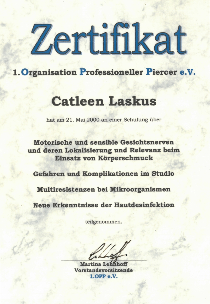 Zertifikat für Katleen Laskus von Organisation Professioneller Piercer e.V. ausgestellt am 21. Mai 2000, für Schulung zu Gesichtsnerven, Körperschmuck, Mikroorganismen und Hautinfektion, unterschrieben von Martina Lehhhoff.