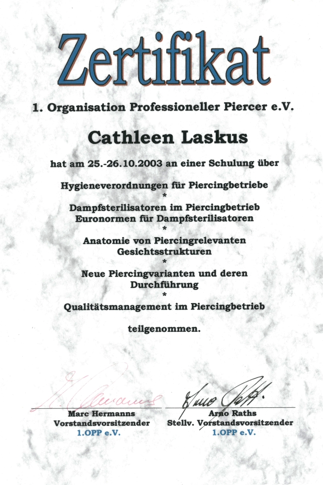 Zertifikat von der Organisation Professioneller Piercer e.V. an Cathleen Laskus, ausgestellt am 25. bis 26. Oktober 2003, über Schulungen in Hygieneverordnungen, Dampsterilisatoren, Anatomie und Qualitätsmanagement im Piercingbetrieb.