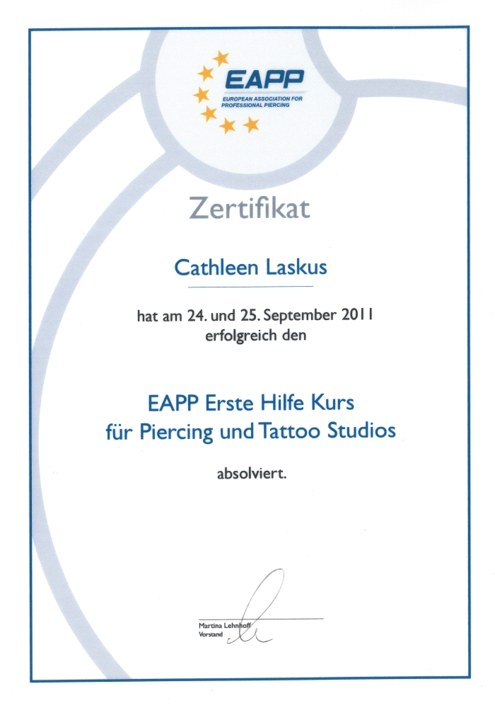 Zertifikat von der EAPP (European Association for Professional Piercing), ausgestellt an Cathleen Laskus am 24. und 25. September 2011 für den Kurs Erste Hilfe für Piercing und Tattoo Studios, unterschrieben von Martina Lehnhoff.
