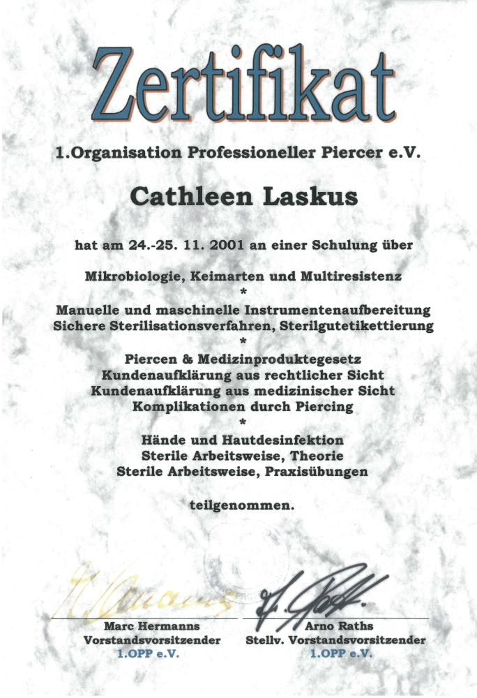 Zertifikat für Cathleen Laskus von der Organisation Professioneller Piercer e.V., ausgestellt am 24.-25. November 2001, für Schulung in Mikrobiologie, Keimarten, Multiresistenz, Instrumentenaufbereitung, Sterilisation, Piercing und medizinischem Rech