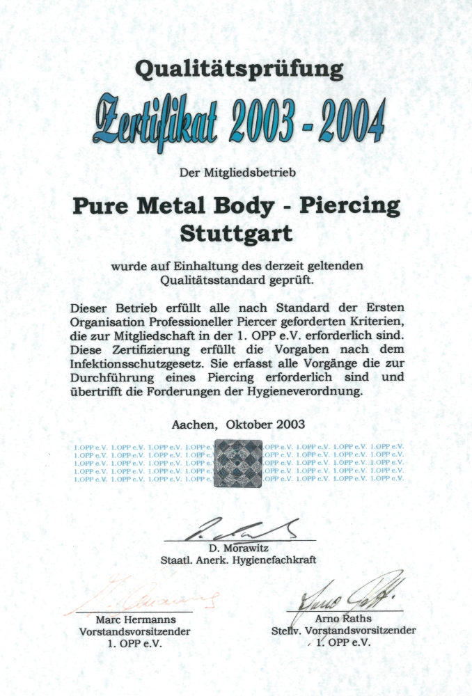 Qualitätsprüfung Zertifikat für Pure Metal Body - Piercing Stuttgart, ausgestellt im Oktober 2003, unterschrieben von D. Morawitz, Marc Hermanns und Arno Raths.