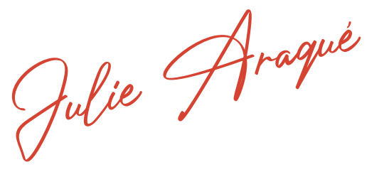 Texte en cursive rouge lisant 'Julie Arqué'