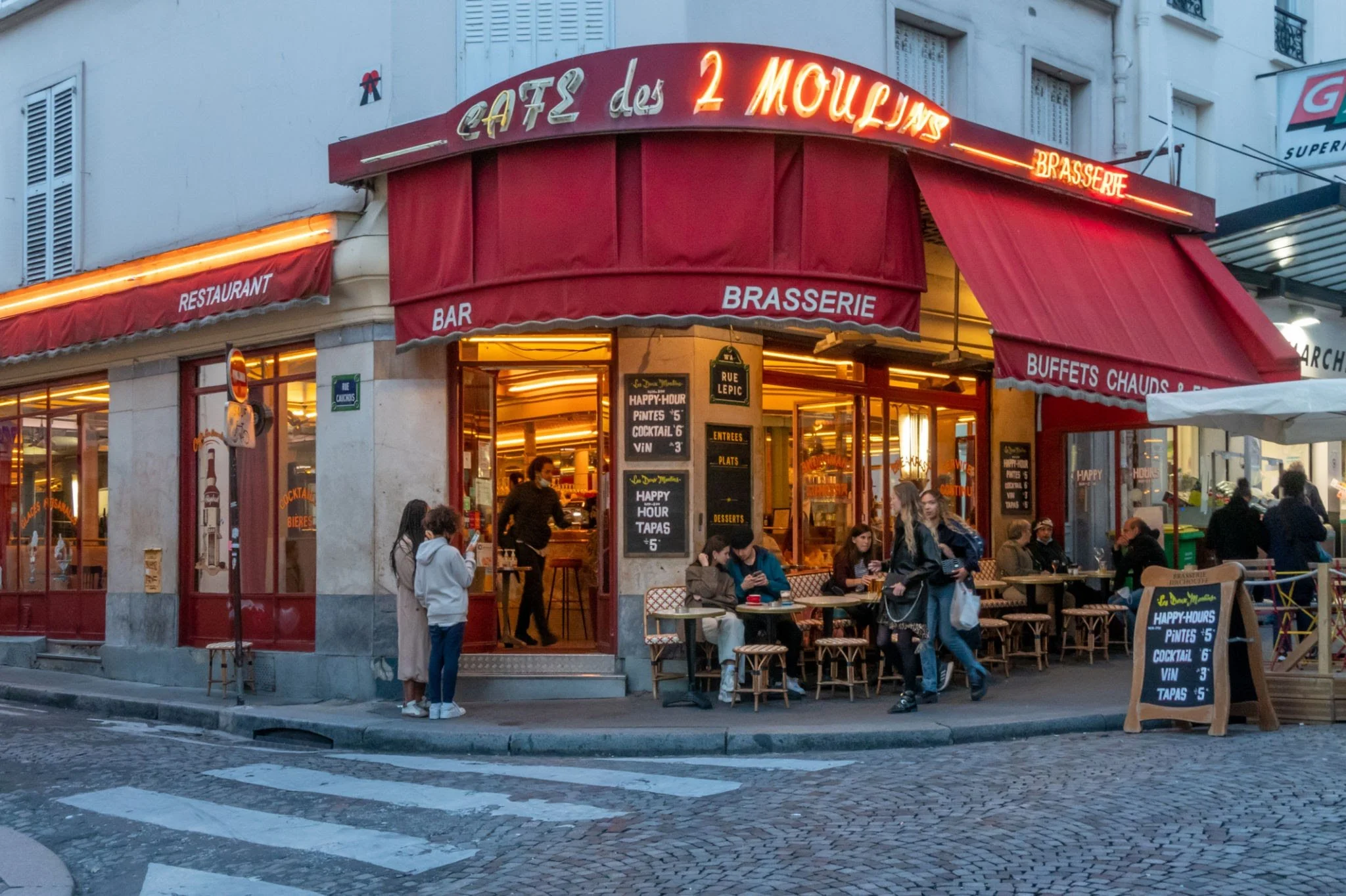 Moteur, action, dégustation : 4 adresses parisiennes vues dans vos films et séries culte 🎬🍕