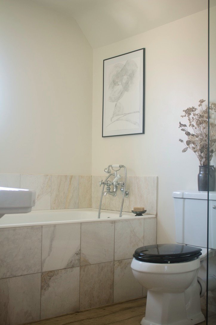 Studio-Doves-06-Bath-and-artwork.jpg