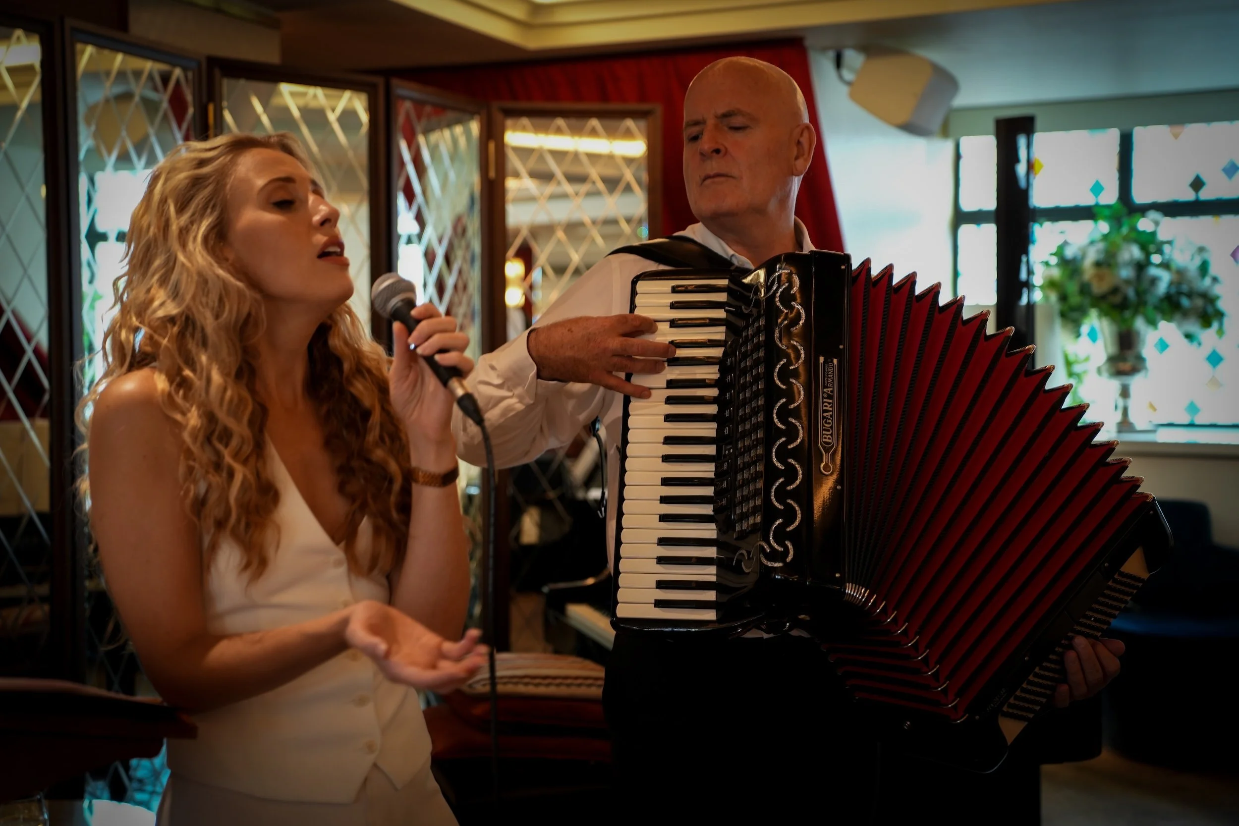 Playing accordion for the incredble Celinde Schoenmaker – 📸 by Suky Thompson