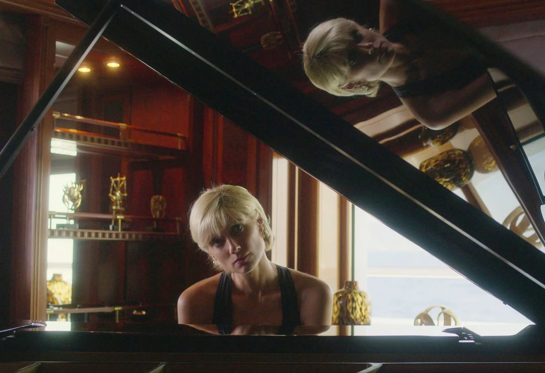 Actor Elizabeth Debicki, coached by Joe Thompson, playing piano in an episode of The Crown (Netflix).