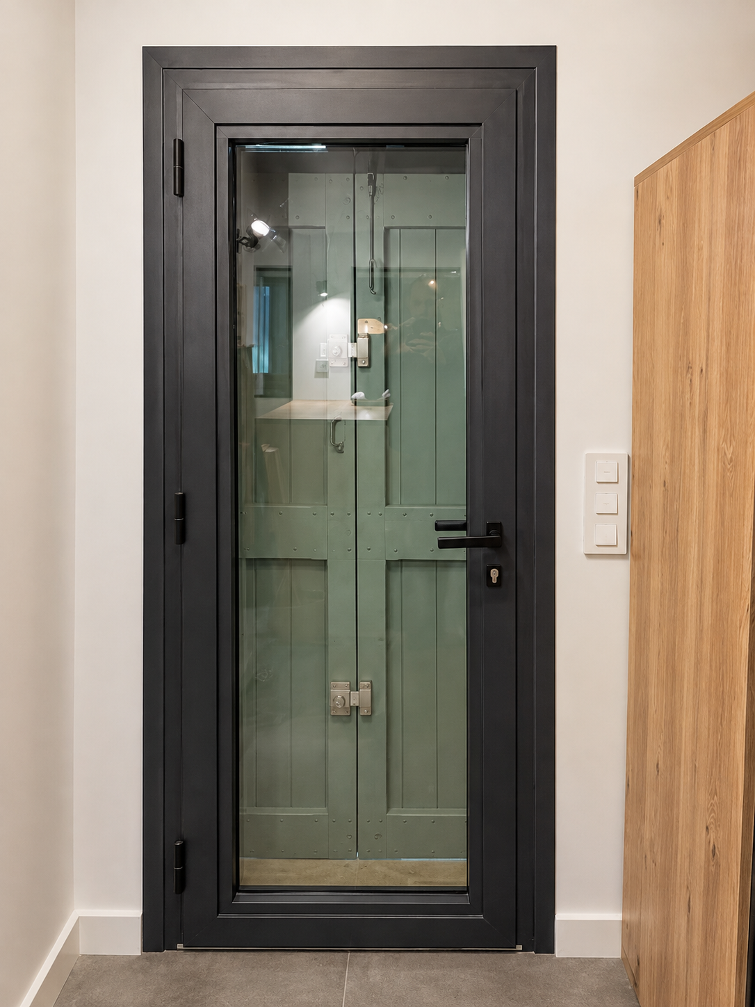 Serrure de porte-fenêtre en aluminium gris anthracite, réalisation à Montauroux
