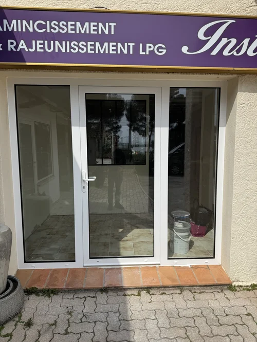 Pose de porte d’entrée par la Miroiterie Menuiserie Mellin, Tourrettes (Var)
