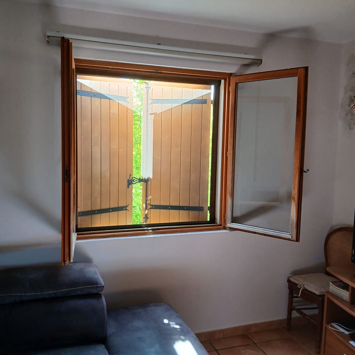 fenetre-pvc-winchester-ouverte-salon-fayence.jpg