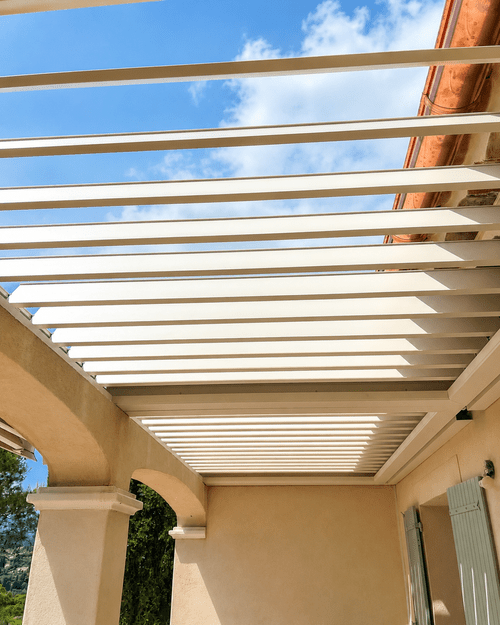 Porte-fenêtre en aluminium noir sur ouverture cintrée, réalisation Menuiserie Mellin dans le Pays de Fayence