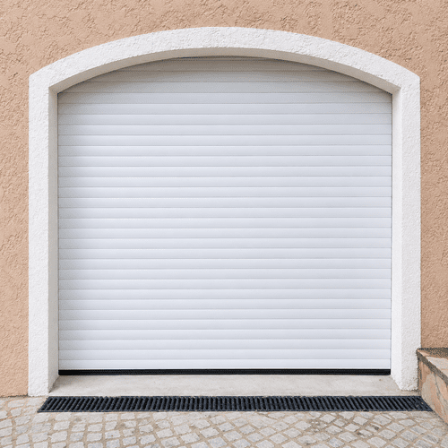 Porte-fenêtre en aluminium noir sur ouverture cintrée, réalisation Menuiserie Mellin dans le Pays de Fayence