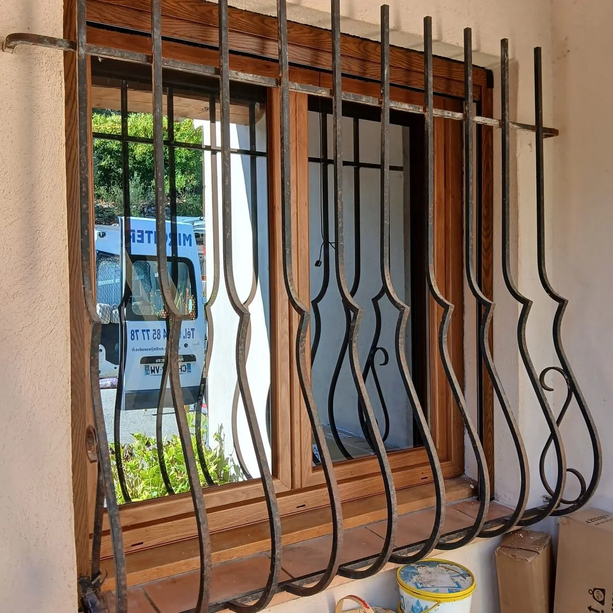 fenetre-pvc-winchester-derriere-grille-ancienne-fayence.jpg