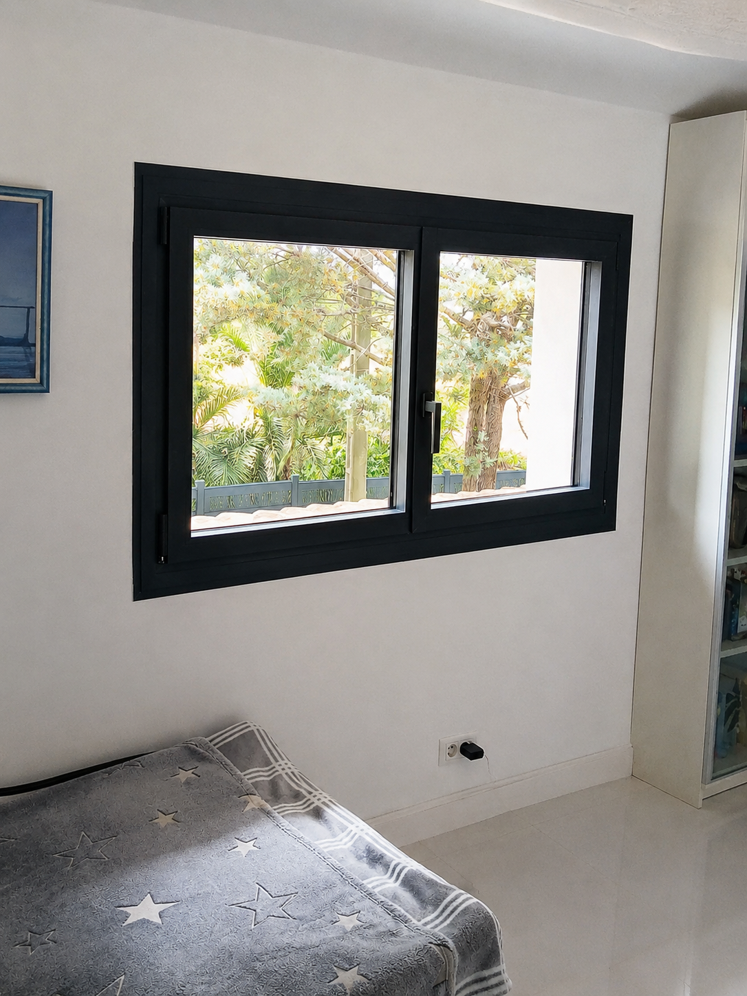 Fenêtre en aluminium à deux vantaux gris anthracite, réalisation dans le Pays de Fayence