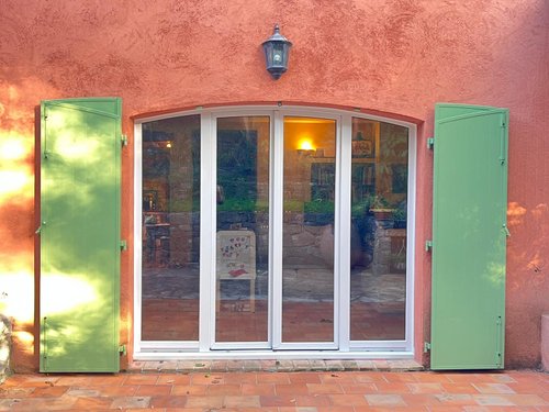 Porte-fenêtre PVC cintrée à quatre vantaux bicolore blanc et chêne doré, réalisation Menuiserie Mellin à Fayence