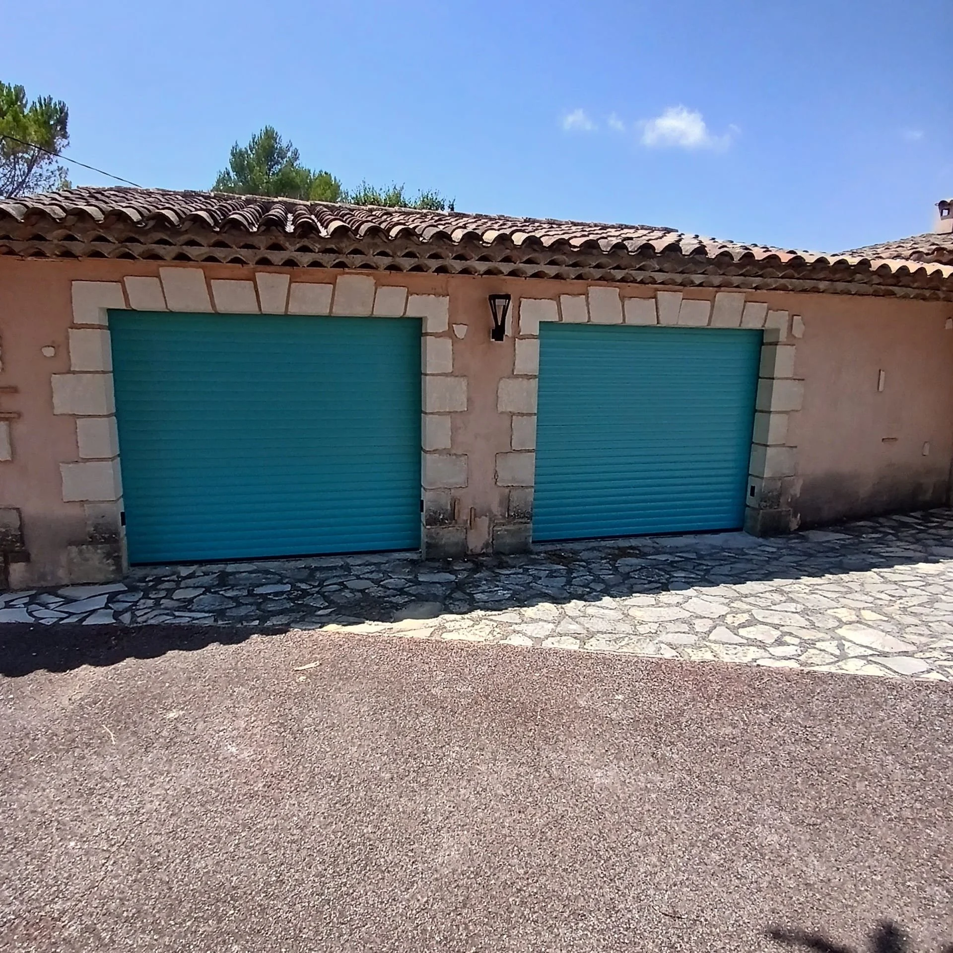 Porte de garage enroulable turquoise — Miroiterie Menuiserie Mellin, Pays de Fayence