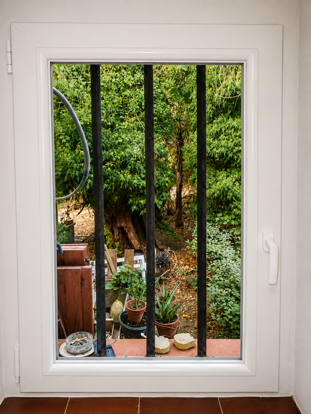 Fenêtre PVC blanche, réalisation Menuiserie Mellin à Seillans