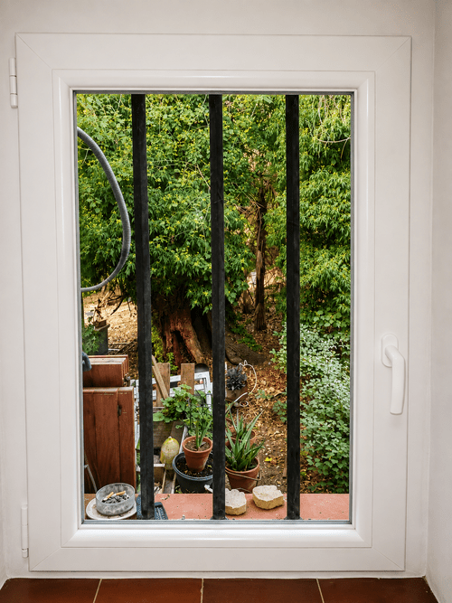 Fenêtre PVC blanche, réalisation Menuiserie Mellin à Seillans