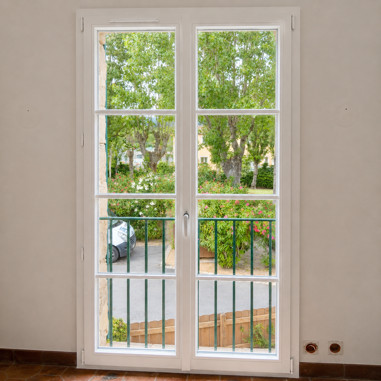 Porte-fenêtre en bois laqué blanc à petits bois, réalisation à Port-Grimaud