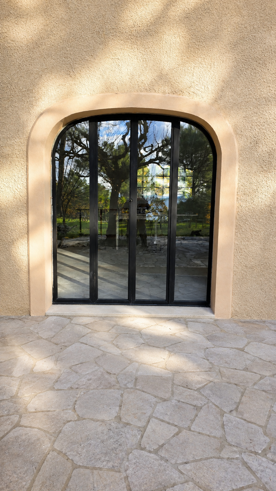 Porte-fenêtre en aluminium à quatre vantaux cintrée noire, réalisation dans le Pays de Fayence
