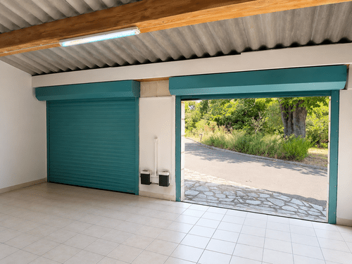 Porte-fenêtre en aluminium noir sur ouverture cintrée, réalisation Menuiserie Mellin dans le Pays de Fayence