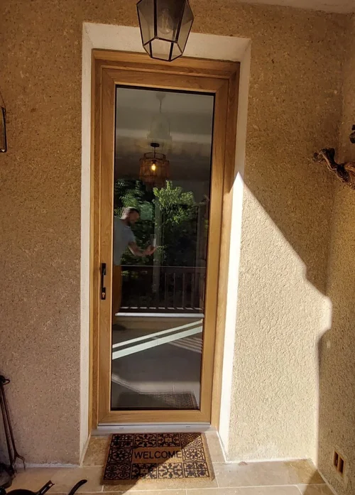 Porte d’entrée sur mesure posée par la Miroiterie Menuiserie Mellin dans le Pays de Fayence