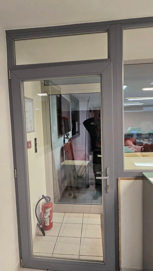 Porte-fenêtre PVC grise avec serrure, réalisation Menuiserie Mellin à Montauroux