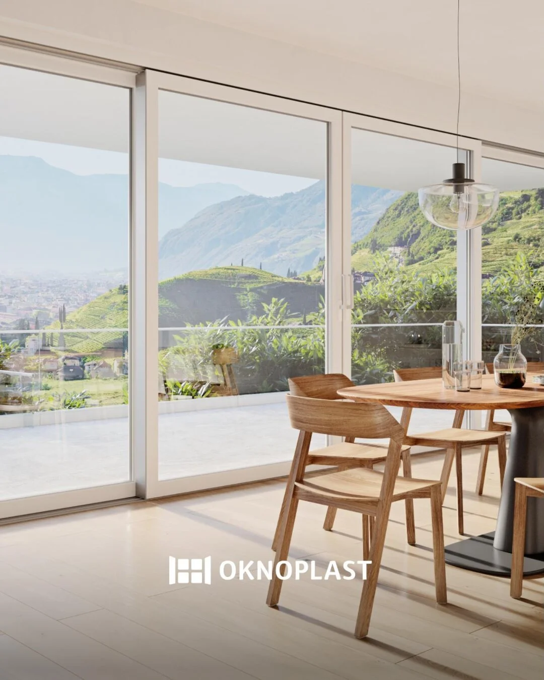 Baie vitrée coulissante PVC Oknoplast dans une salle à manger avec vue — Miroiterie Menuiserie Mellin, Var