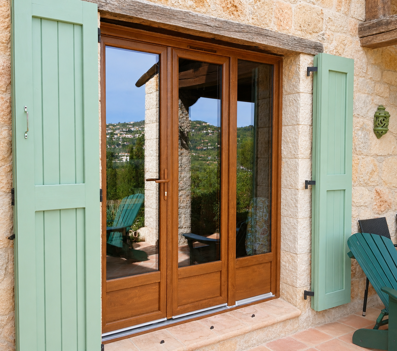 Porte-fenêtre PVC à trois vantaux chêne doré avec serrure en soubassement, réalisation Menuiserie Mellin à Montauroux