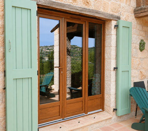 Porte-fenêtre PVC à trois vantaux chêne doré avec serrure en soubassement, réalisation Menuiserie Mellin à Montauroux