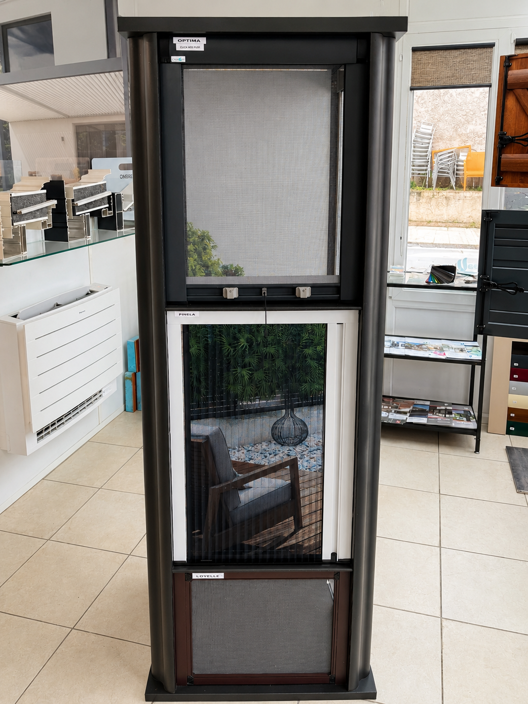 Présentoir de moustiquaires Cosywee dans le showroom de la Miroiterie Mellin à Tourrettes