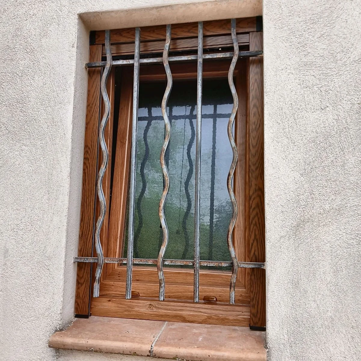 fenetre-pvc-winchester-grille-fer-forge-facade-fayence.jpg