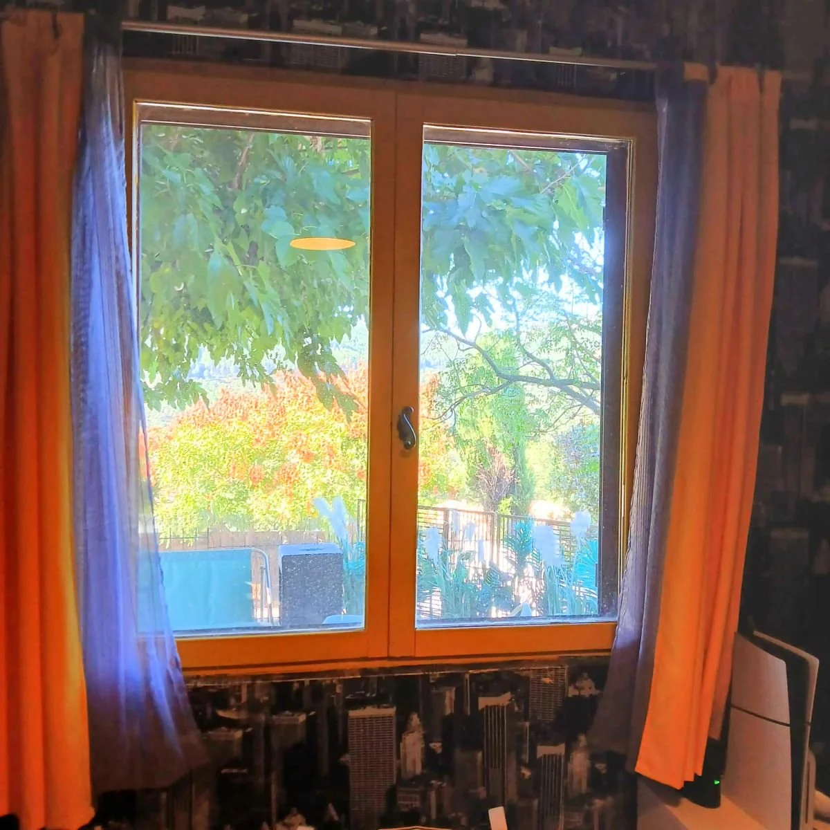 fenetre-pvc-winchester-chambre-vue-piscine-fayence.jpg