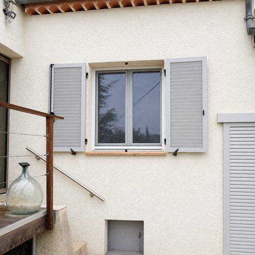 Porte-fenêtre en aluminium noir sur ouverture cintrée, réalisation Menuiserie Mellin dans le Pays de Fayence