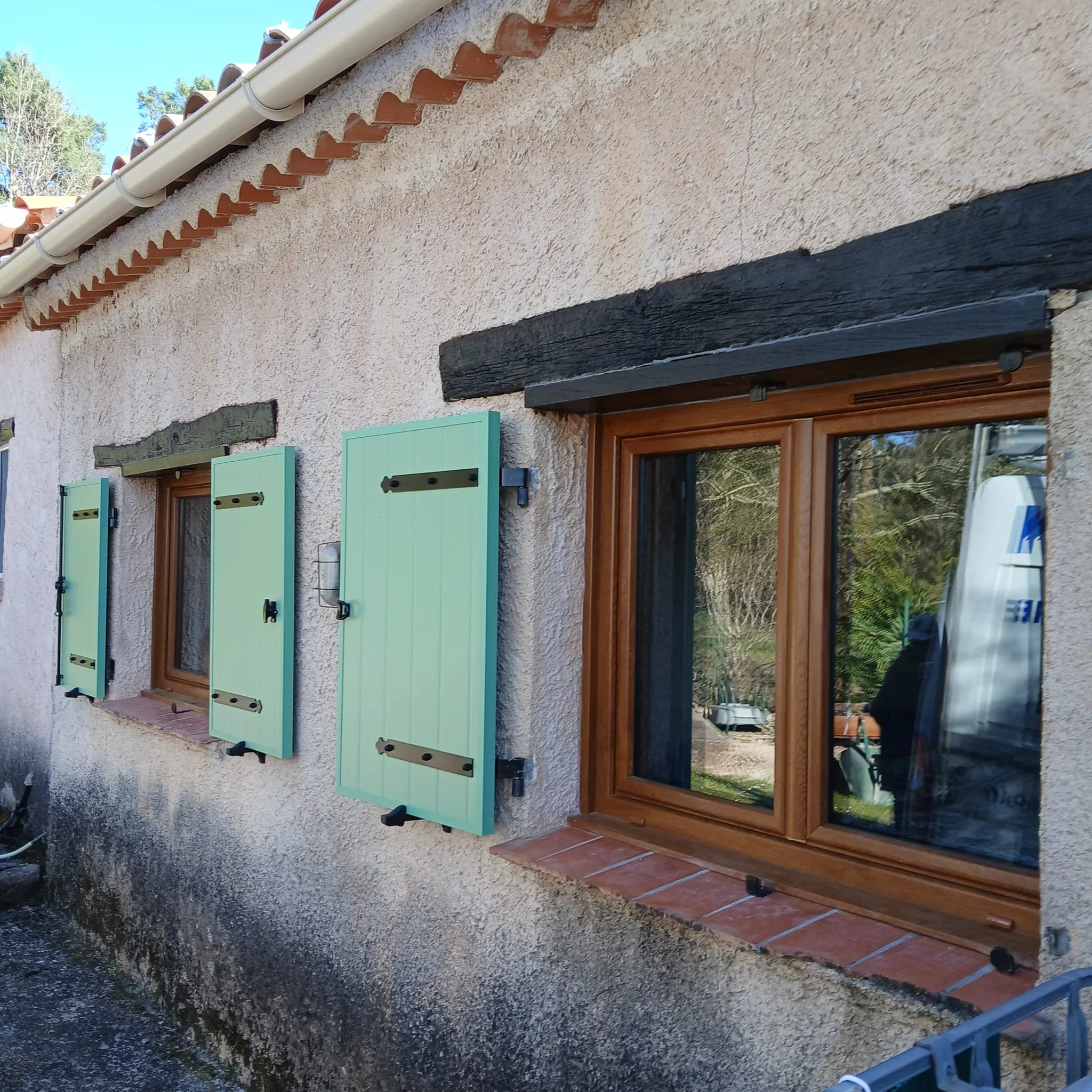 Maison avec volets battants et fenêtre en bois posés par Mellin dans le Pays de Fayence