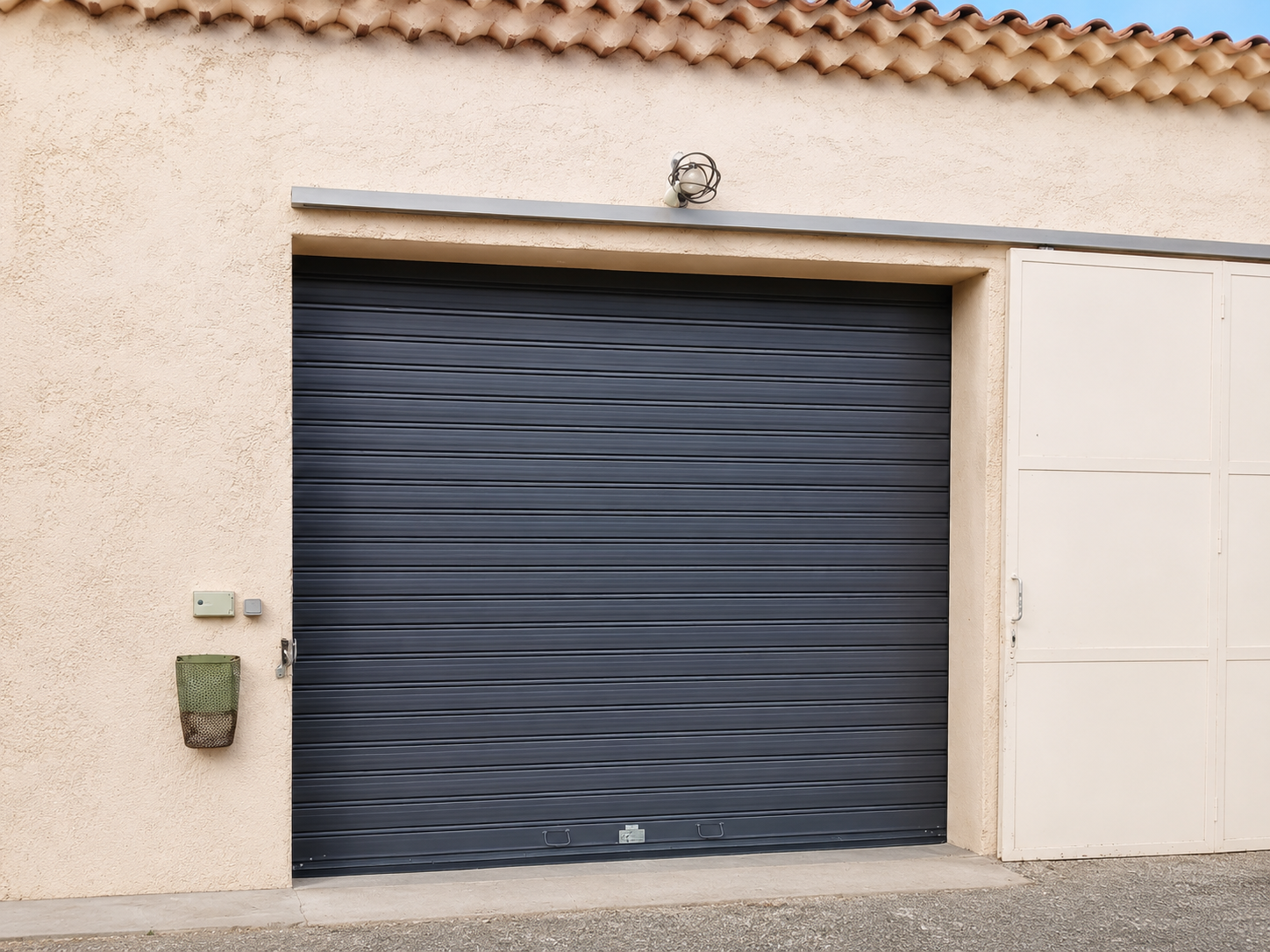 Rideau métallique gris anthracite, réalisation Menuiserie Mellin à Seillans