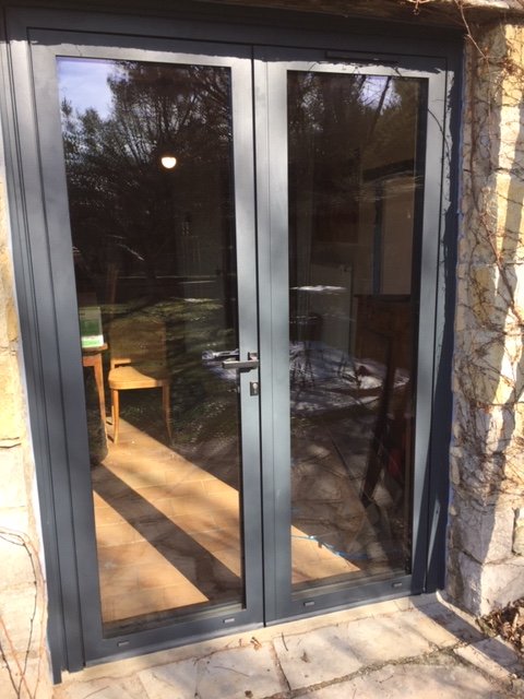 Porte-fenêtre en aluminium gris anthracite avec serrure, réalisation Menuiserie Mellin à Montauroux