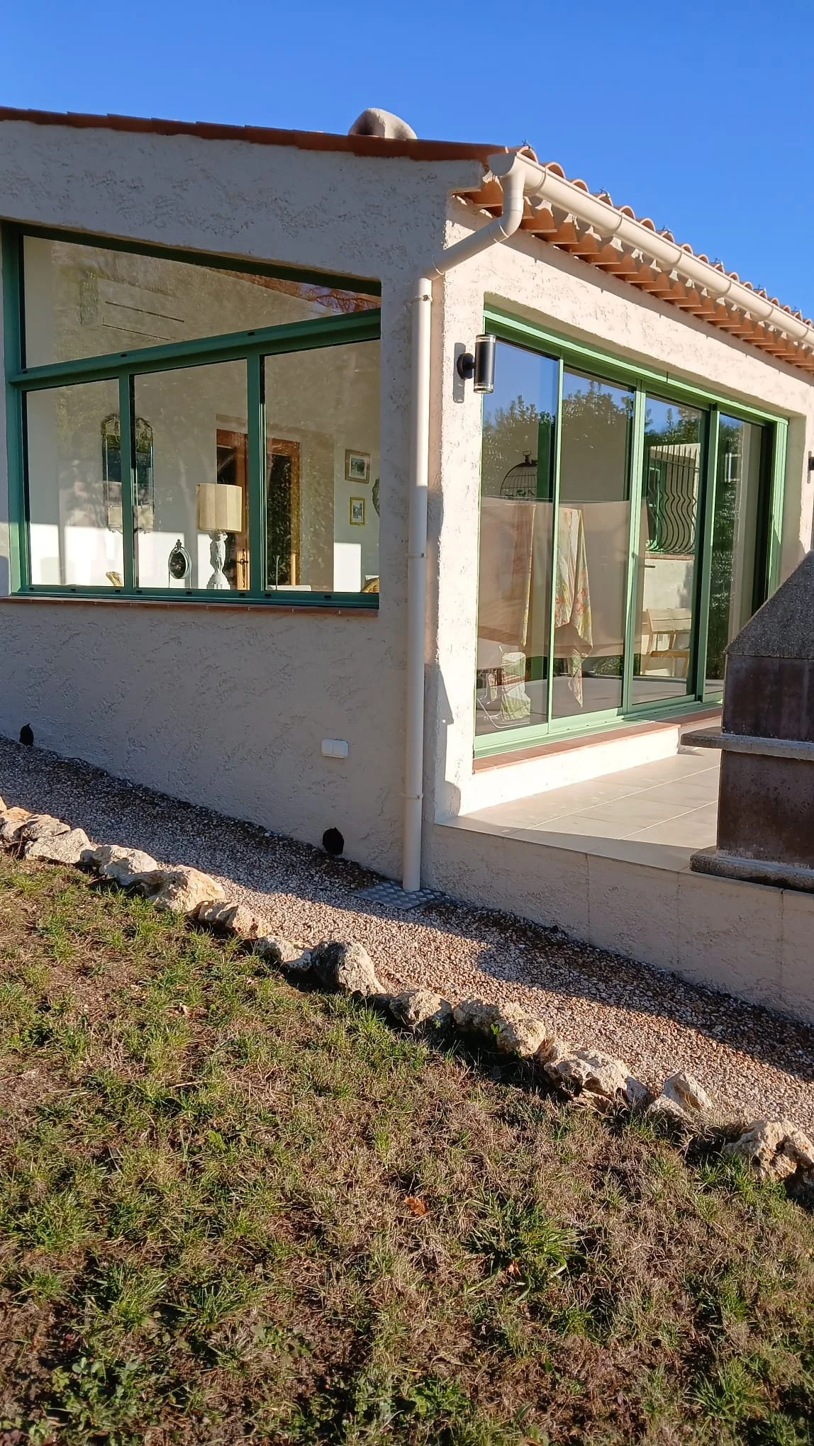Véranda et grandes baies vitrées en aluminium réalisées par Mellin à Tourrettes