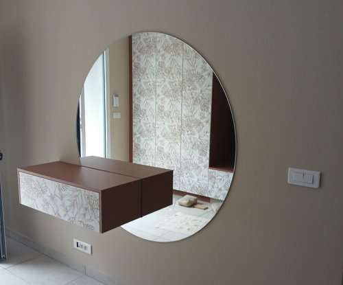 Miroir mural rond sur mesure posé au-dessus d’un meuble vasque de salle de bain