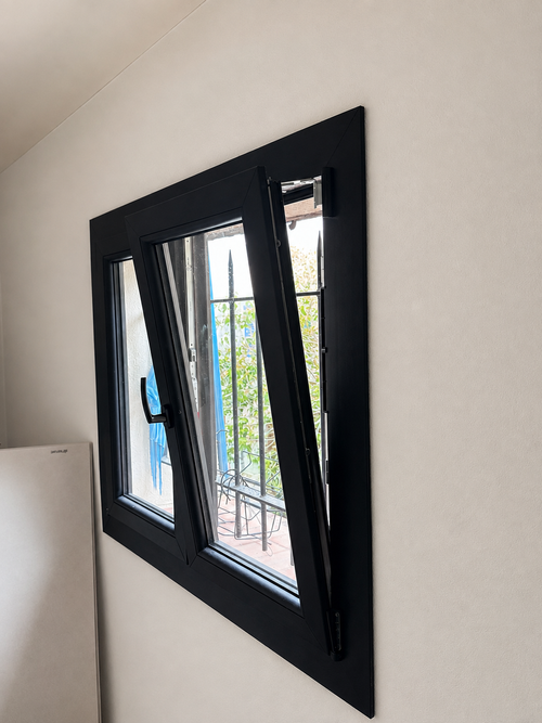 Fenêtre PVC à deux vantaux noire oscillo-battante posée en rénovation, réalisation Menuiserie Mellin à Fayence