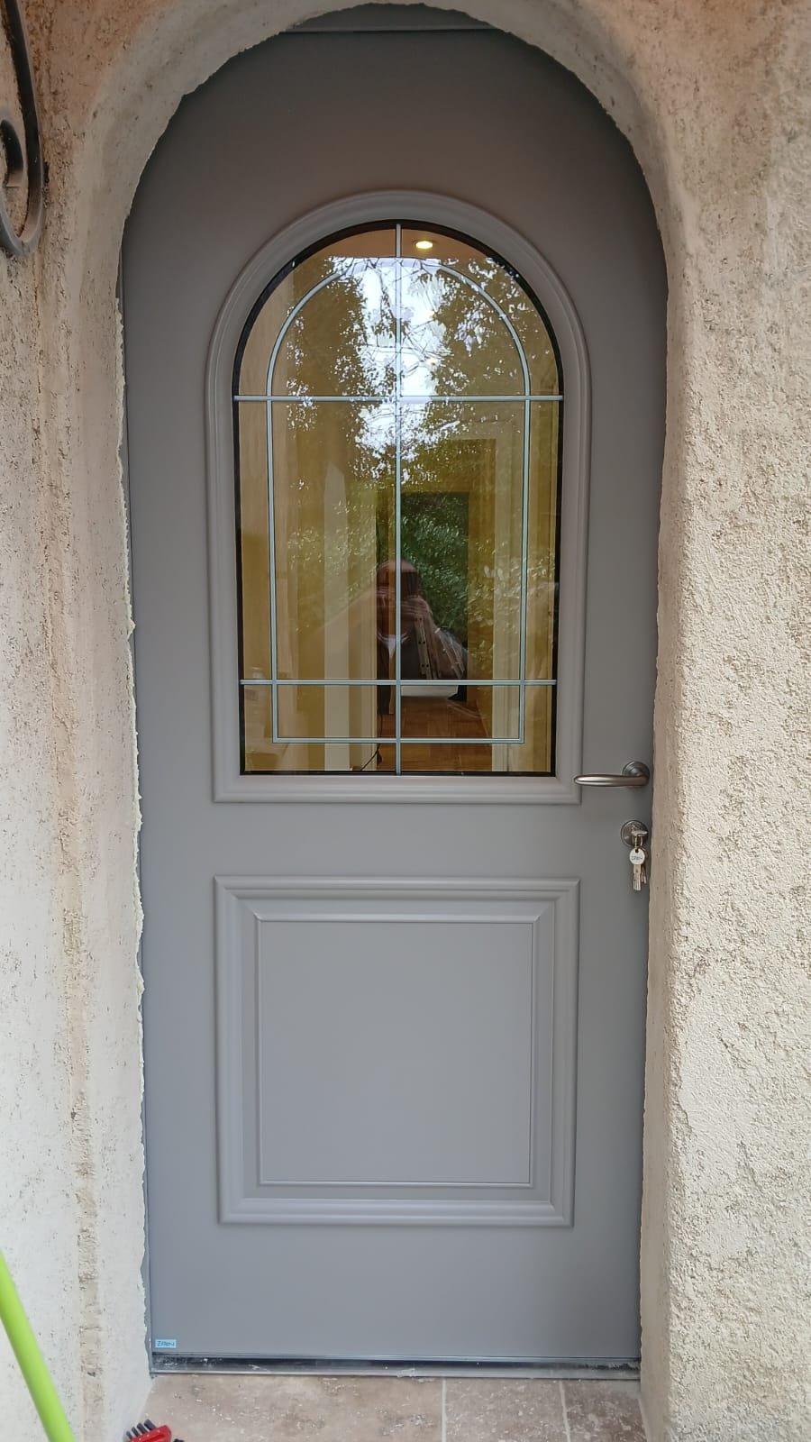 Porte d'entrée cintrée sur mesure posée par la Miroiterie Menuiserie Mellin à Tourrettes