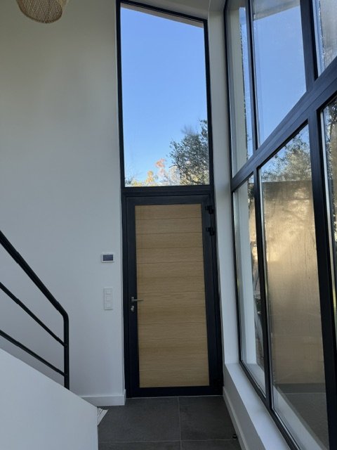 Chantier de porte d’entrée mené par la Miroiterie Menuiserie Mellin en Pays de Fayence